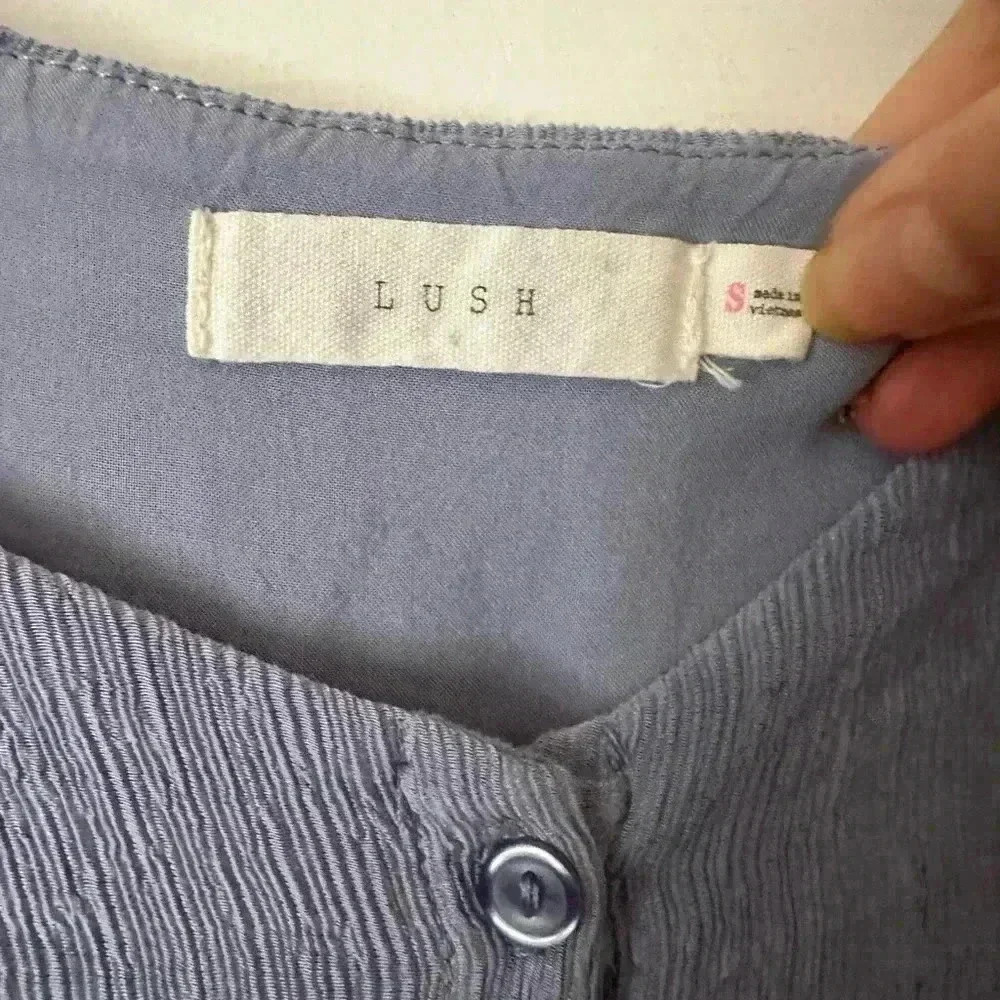 Puffed sleeve top with buttons - Picture 3 of 3